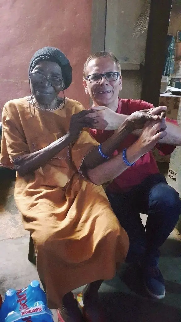 Der 85-jährigen Leiterin eines Kinderheim hat Eger ein blaues Armband mit der Inschrift "Danke für Dich, in meinem Leben" geschenkt.