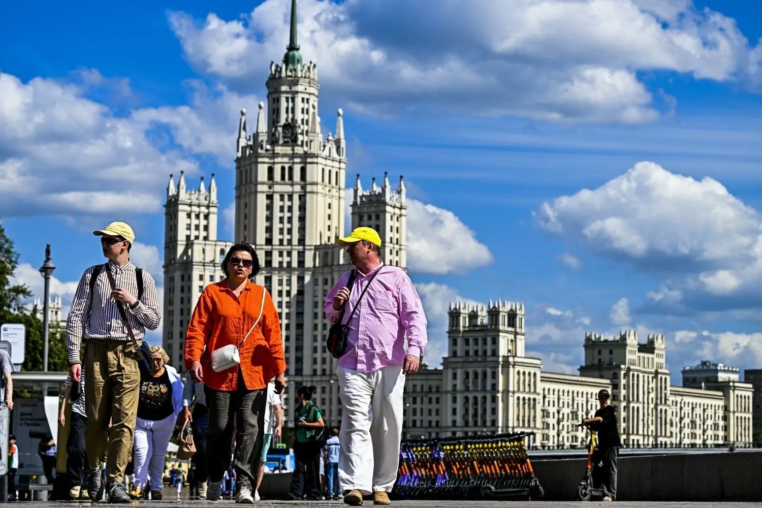 Fußgänger spazieren im Zaryade Park im Zentrum von Moskau. ⇥