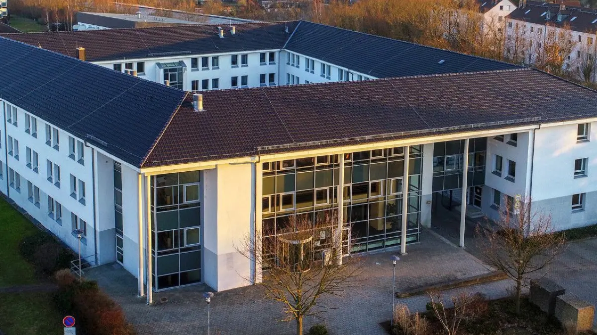 Extra als neues Finanzamt errichtet: Der Bau in der Jahnstraße von Angermünde sollte ursprünglich freigezogen werden. Doch die einst geplante Fusion mit Eberswalde ist längst vom Tisch. Jetzt wird der Standort weiter gestärkt.
Angermünde, 18.02.2019: Ansicht Finanzamt Angermünde, möglicher Standort für das Schulamt