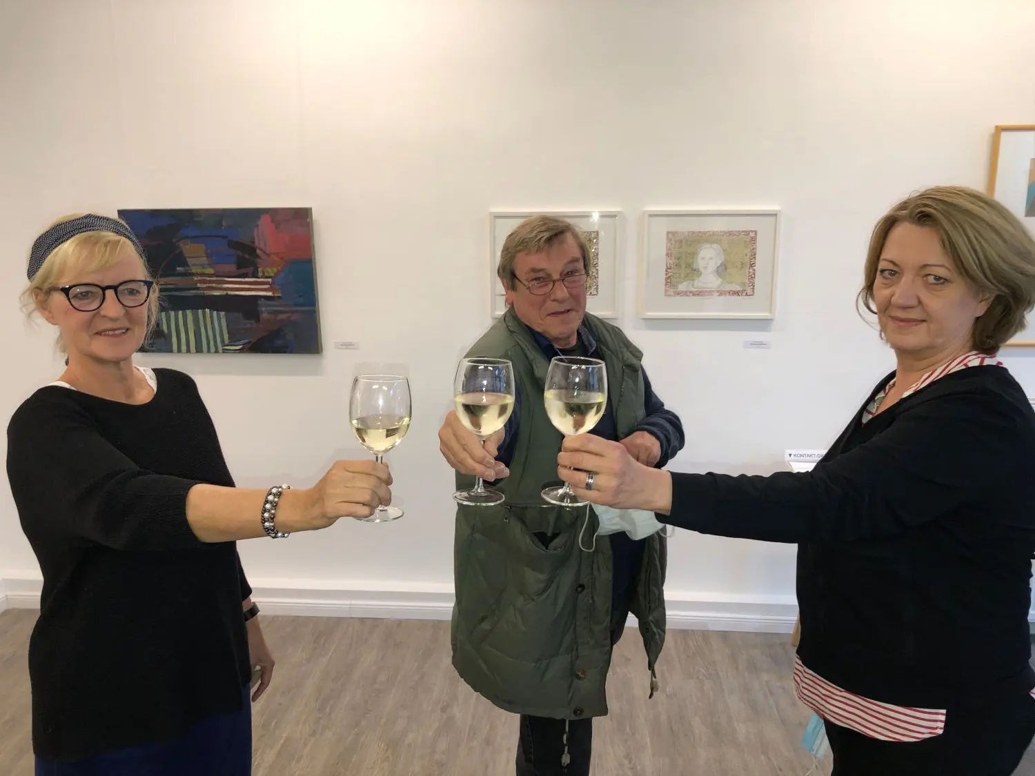 Anstoßen mit Abstand: Die kommunale Galerie 47 in Birkenwerder ist eröffnet. Susanne Pomerance, Dr. Rolf Kaiser und Katarzyna Sekulla (v. l.) stoßen auf den Erfolg an.