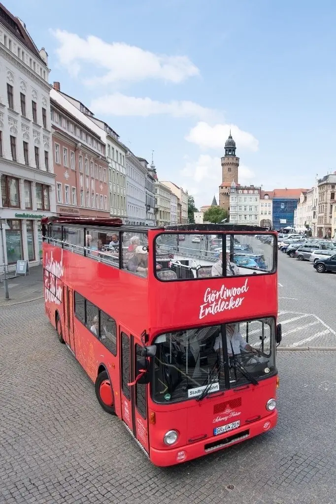 "Görliwood Entdecker": Ein roter Doppeldeckerbus fährt über den Obermarkt. Er bietet Stadtrundfahrten zu Orten an, die als Kulisse für Filme gedient haben.