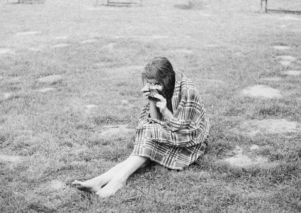 Wer ist Heide Peschke? Das Bild ist eines der Fotografien einer jungen Frau, deren Spuren in der Ausstellung gesucht werden.