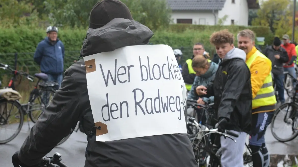 Die Demonstranten setzen sich für einen Radweg entlang der L31 zwischen Blumberg und Bernau ein. Ein solcher steht schon seit Jahren auf der Prioritätenliste des Landesbetriebs Straßenwesen, sichtbare Fortschritte gibt es bislang allerdings nicht.
Fahrrad-Demo von Blumberg nach Bernau. am 28.10.2023