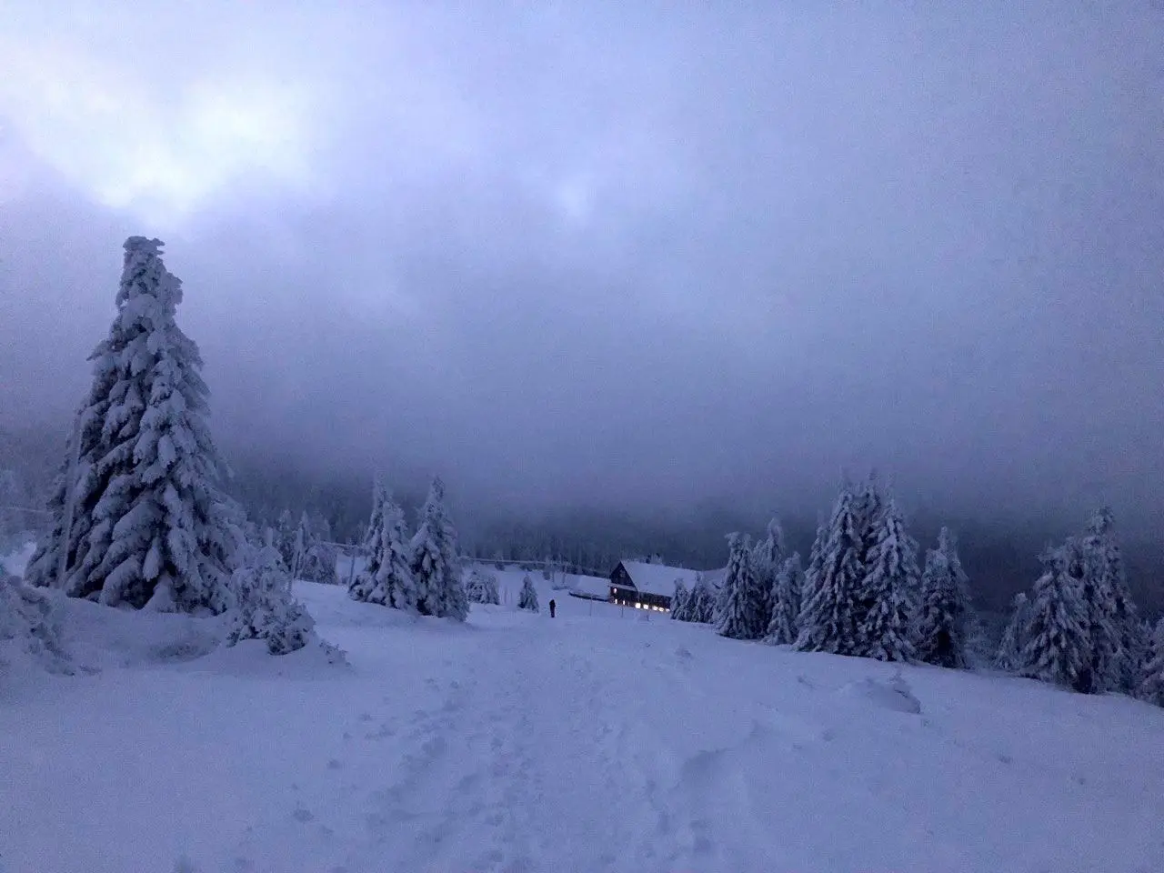 Auf dem deutsch-tschechischen Freundschaftsweg im Riesengebirge Skifahren. Aus Brandenburg und Berlin gibt es gute Bahnverbindungen.