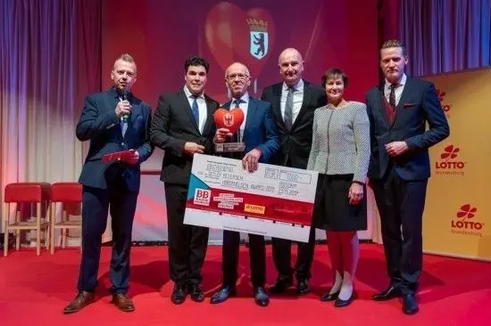 BB RADIO-Chefredakteur Jens Herrmann, Moderator und Laudator Alex Purrucker, Detlef Petersen, Ministerpräsident Dietmar Woidke, Anja Bohms, Geschäftsführerin LOTTO Brandenburg sowie Tim Torno, BB RADIO-Programmdirektor (v.l.n.r.).