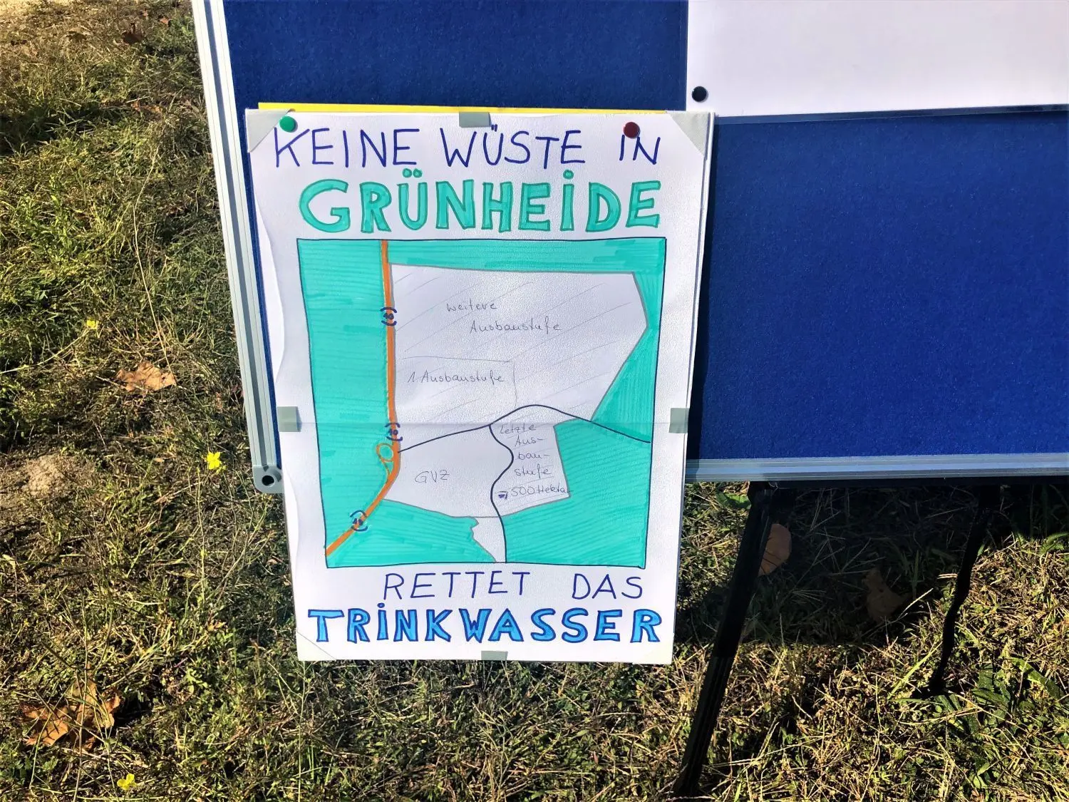 „Keine Wüste“: Protestplakat der BI Grünheide vor der Stadthalle Erkner. Drinnen findet die Anhörung zum Bau des Tesla-Werkes in Grünheide statt.