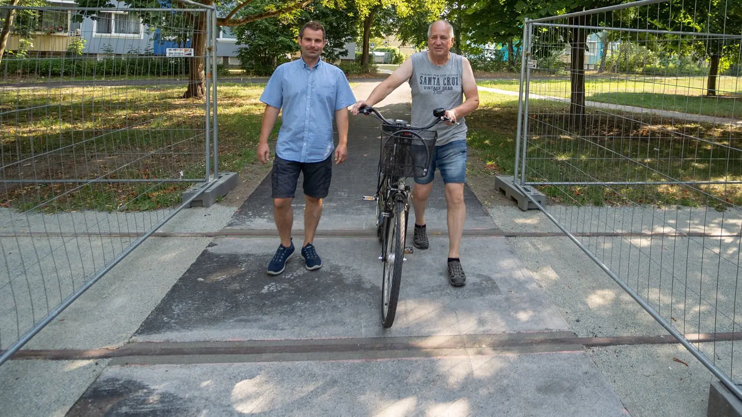In Schwedt wird der ehemalige Verkehrsgarten wiederbelebt. Marcus Wilke (links) und Jürgen Küchler passieren schon einmal den künftigen Bahnübergang.