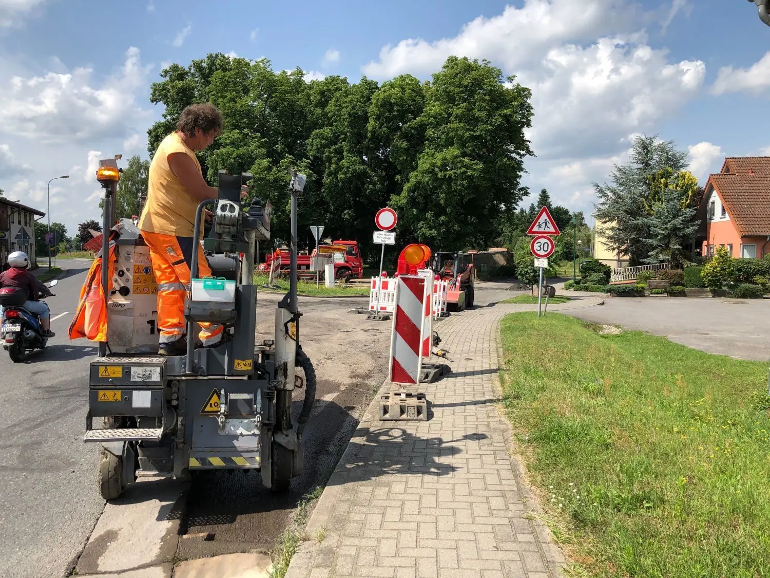 Im Juli 2021 hatten die Bauarbeiten für die Straßen von Löwenberg über Hoppenrade bis Großmutz begonnen. Jetzt müssen die Pläne geändert werden.
