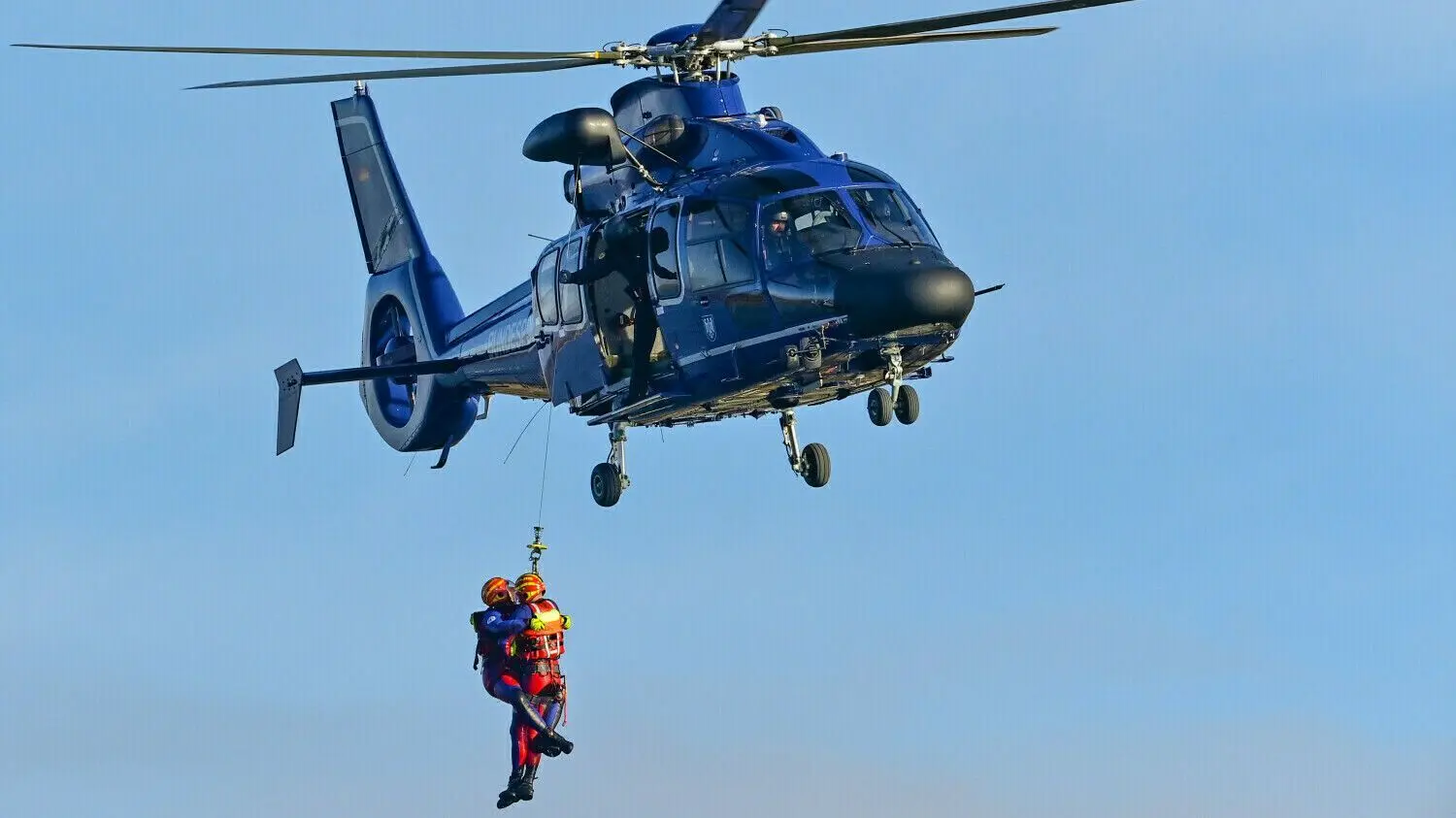 Rettung aus der Luft: ein Hubschrauber vom Typ EC155 der Bundespolizei in Blumberg (Barnim) bei einer Wasserrettungsübung am Beetzsee in Brandenburg/Havel.