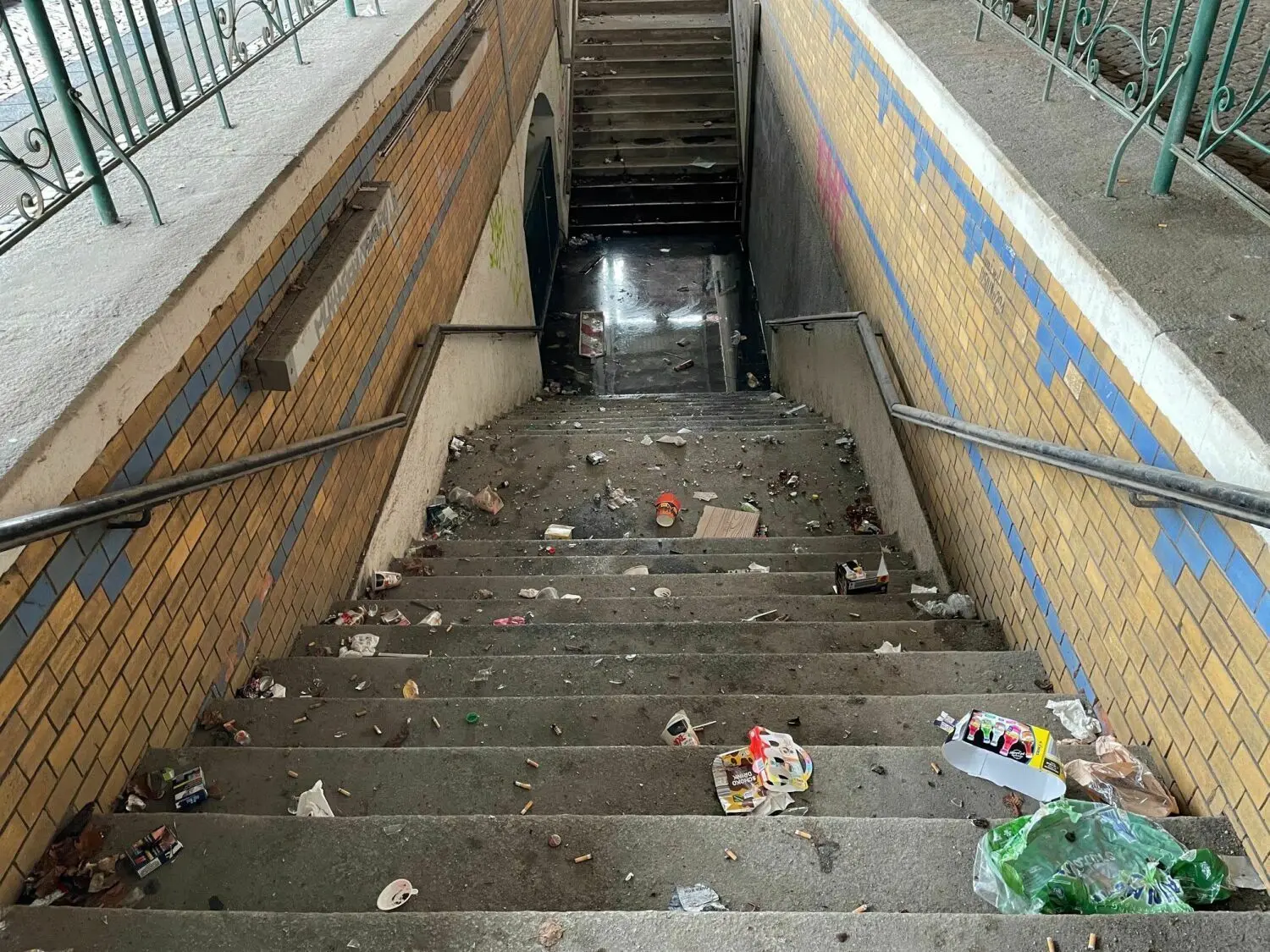 Die Unterführung zum stillgelegten gegenüberliegenden Gleis ist besonders vermüllt. Unten muss jemand eine entwendete Verkehrsbarke hineingeworfen haben.