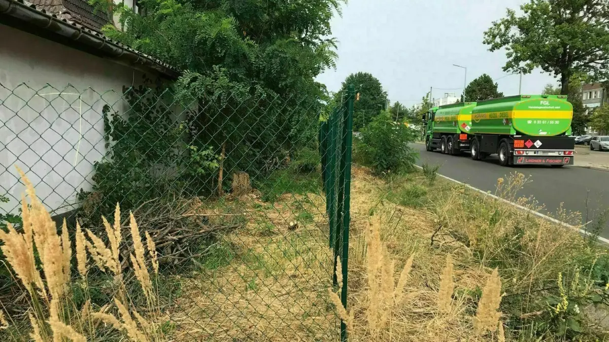 Lindenstraße — ein neuer Zaun verhindert weiter den Gehwegbau.