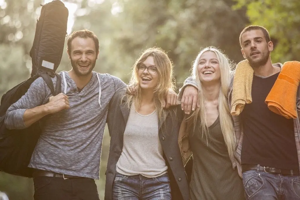 Diese vier haben es gut: Freundschaft hat so viele Vorteile, dass es sie auf Rezept geben sollte. Unter anderem stärkt sie das Immunsystem und senkt das Risiko für Depressionen. Eine Ausstellung in Berlin widmet sich jetzt dem lebenswichtigen Thema.