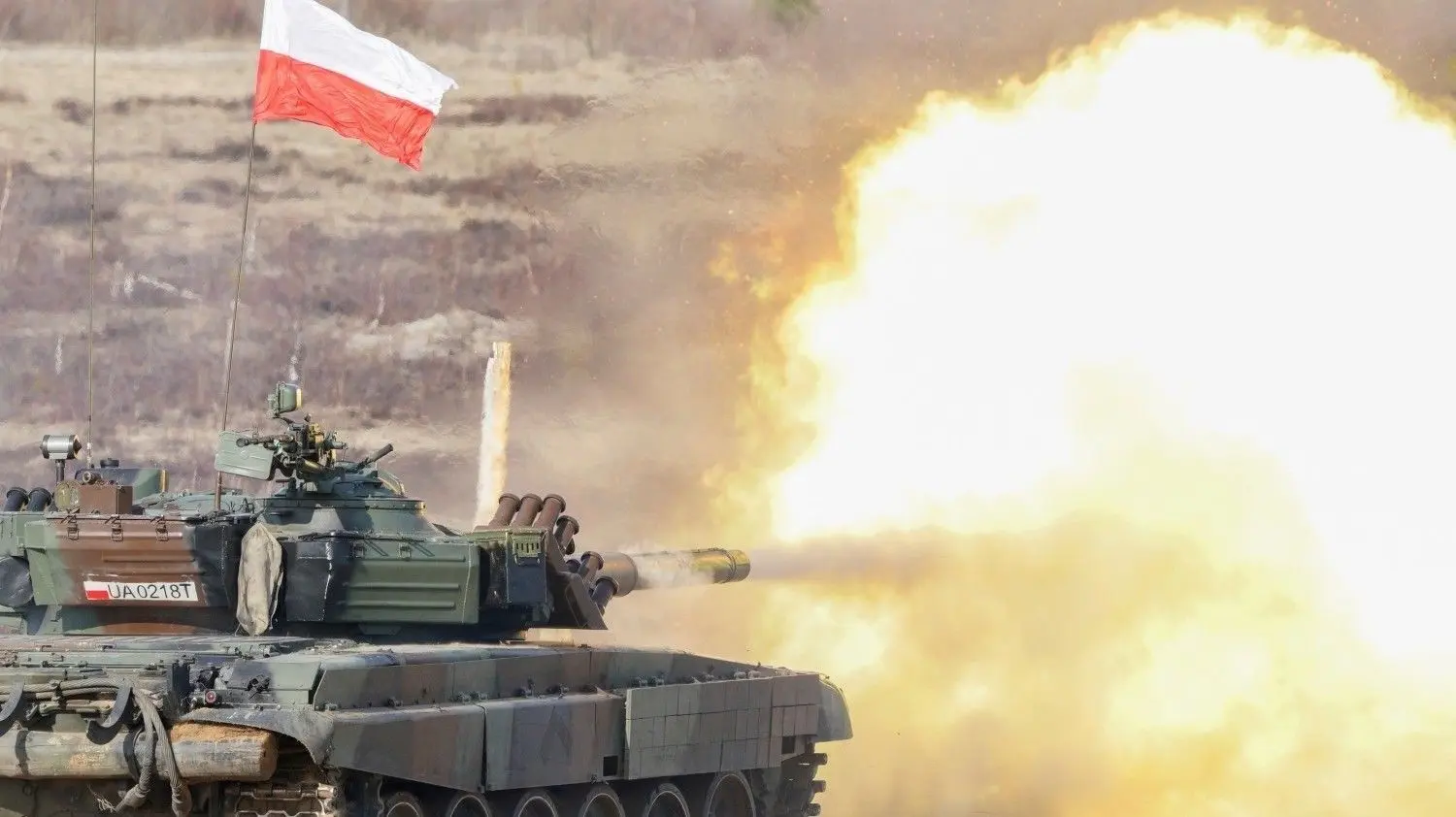 Signal in Richtung Russland: Ein polnischer Panzer feuert während der im März stattgefunden Nato-Militärübung „Crystal arrow 2022“ auf dem Truppenübungsplatz im lettischen Adazi. Etwa 2.800 Soldaten aus Albanien, Kanada, der Tschechischen Republik, Italien, Island, Montenegro, Polen, der Slowakei, Slowenien, Spanien, Lettland und den USA nahmen an dieser Ausbildung zur Interoperabilität bei taktischen Militäroperationen teil.