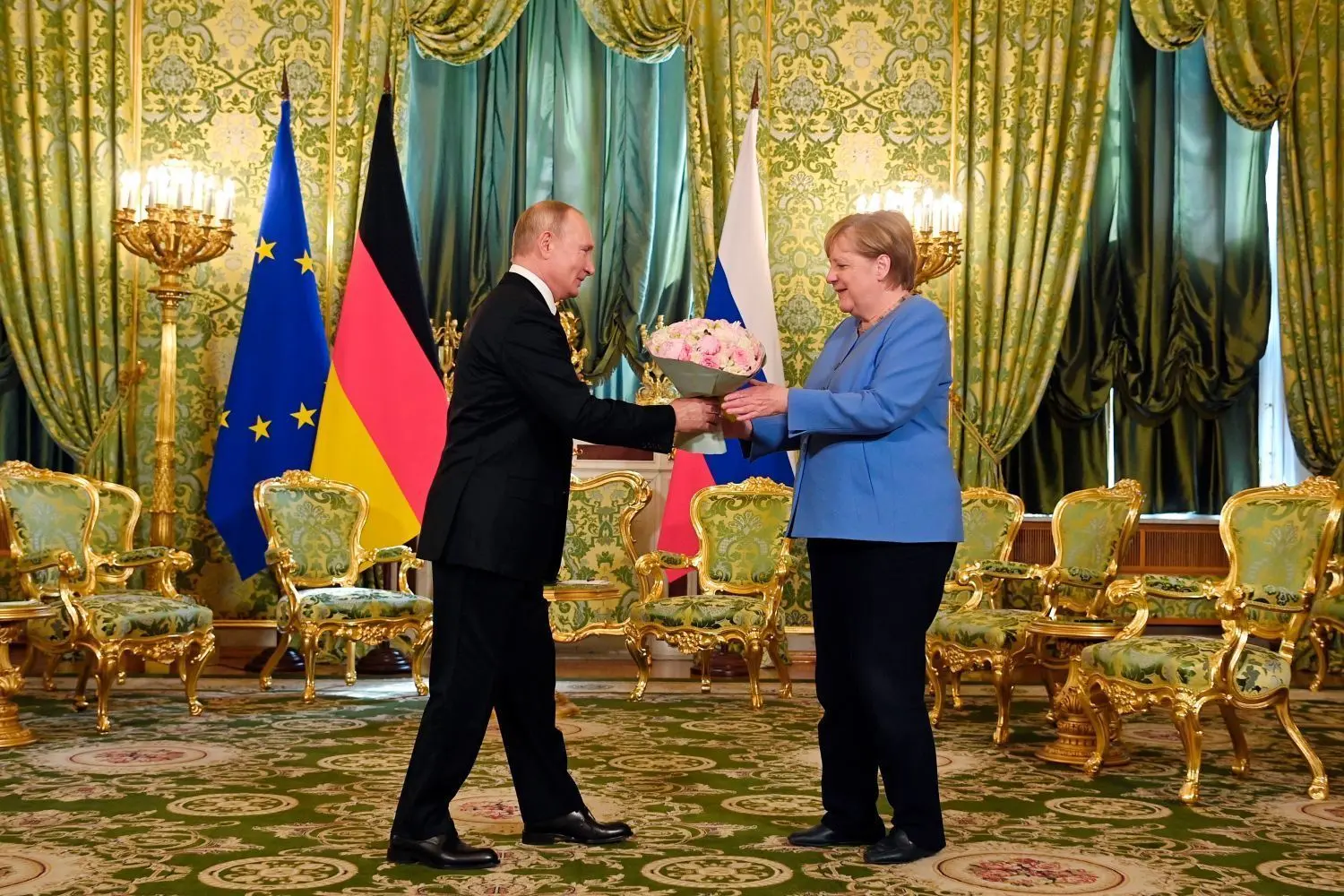 Blumen zum Abschied: Wladimir Putin, Präsident von Russland, überreicht der scheidenden Bundeskanzlerin im August während ihres Treffens im Kreml einen Strauß. So harmonisch war der Dialog der beiden indessen selten.