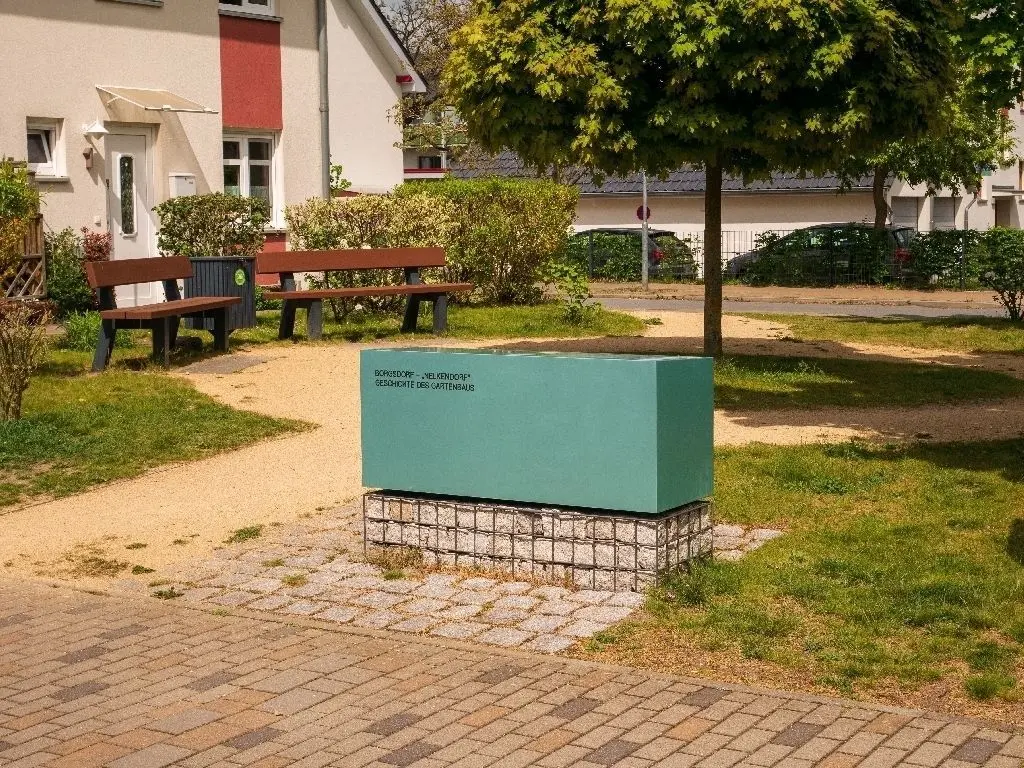 Die Stele erinnert an die Tradition des Borgsdorfer Gartenbaus.