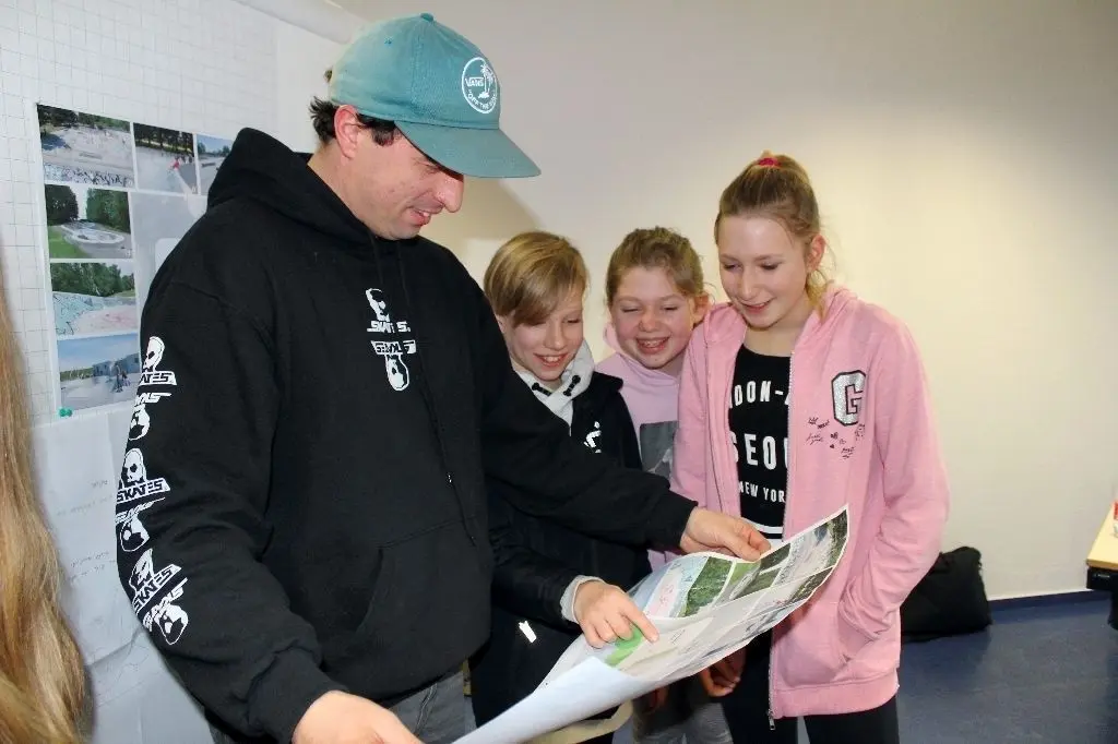 Unterstützung vom Profi: Skater Christian Heise berät sich mit Sten, Celina und Paula (von links).