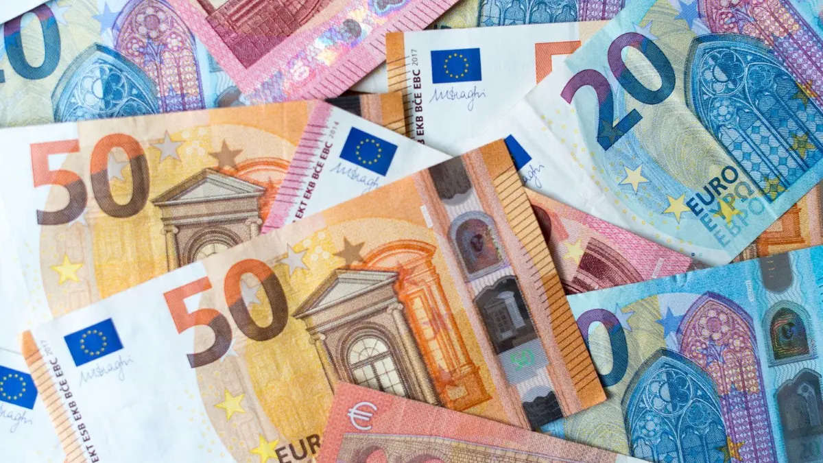 Lottogewinn geht in den Landkreis Oder-Spree (Symbol)
ARCHIV - 04.12.2018, Sachsen, Dresden: ILLUSTRATION - Zahlreiche Banknoten zu 10, 20 und 50 Euro liegen auf einem Tisch. (zu «Sitzung des Finanzausschusses zum Haushalt 2021 und neuer Schuldenaufnahme») Foto: Monika Skolimowska/dpa-Zentralbild/dpa +++ dpa-Bildfunk +++