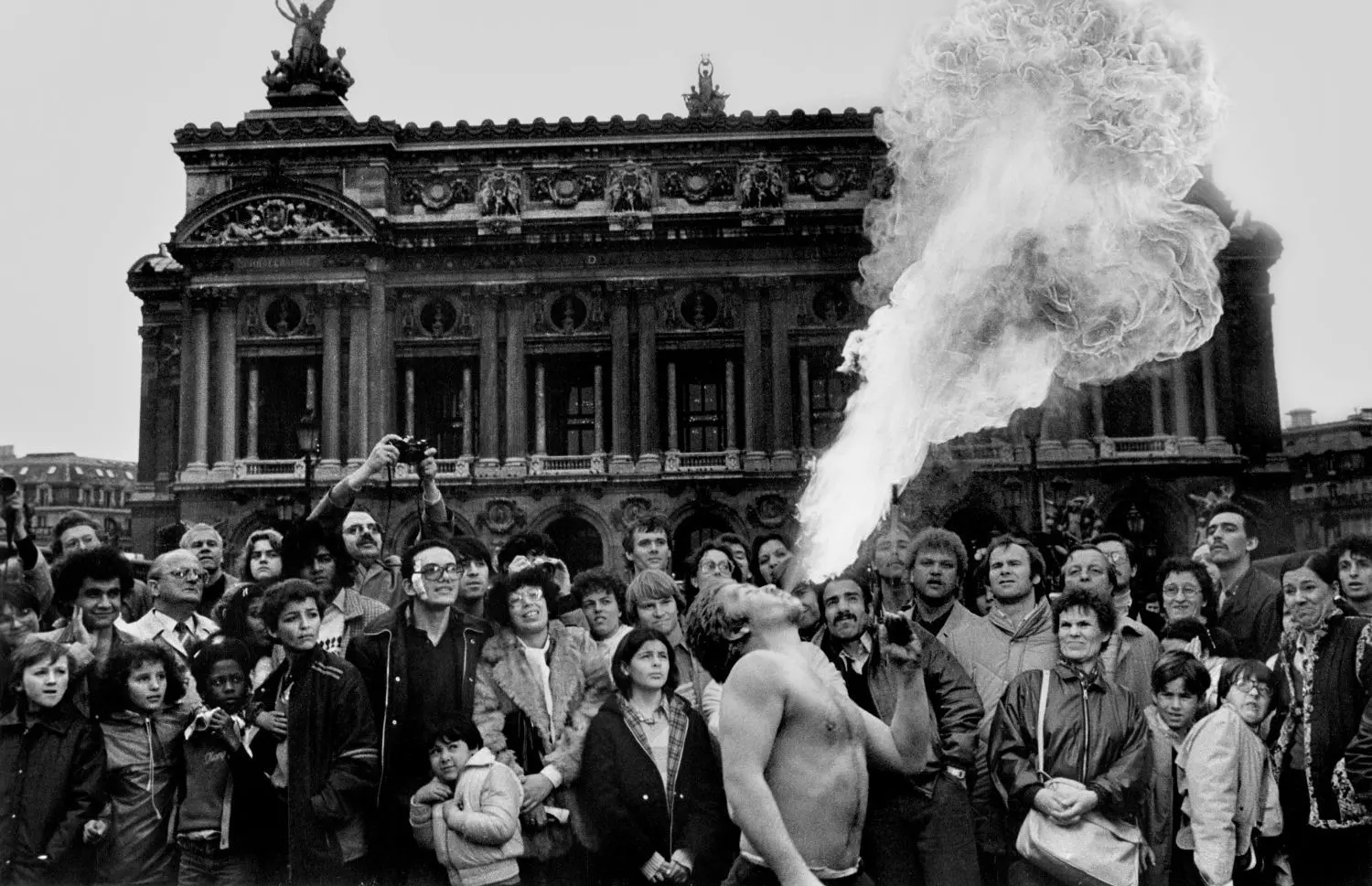 Menschen beobachten einen Feuerschlucker auf der Place de Opera, Paris 1982