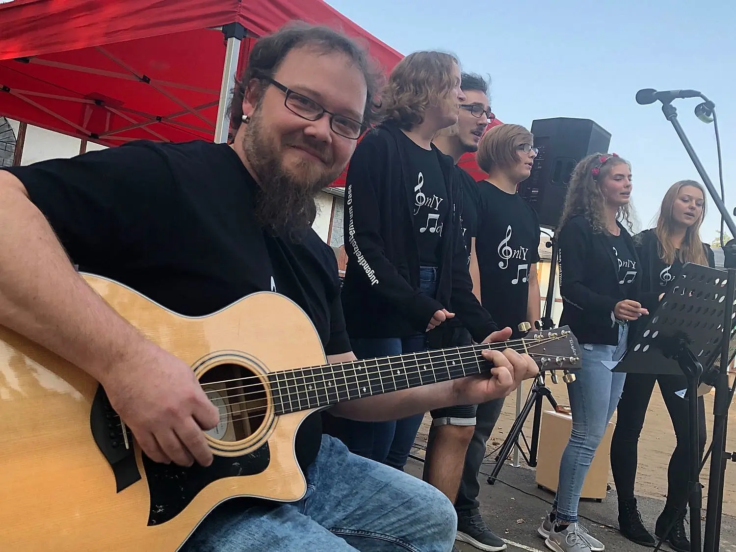 Das „Oase-Lied“: Mit dem Song des Chores „OnlY JJoU“ wurde das Jugendfreizeitzentrum wiedereröffnet.