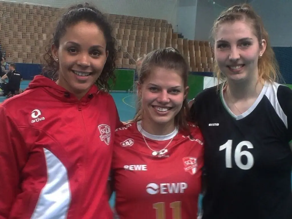 Drei Schwedter Talente in der Volleyball-Bundesliga: Denise Imoudu, Sophie Dreblow und Sindy Lenz (von links), hier bei einer früheren Partie SC Potsdam gegen VC Olympia.