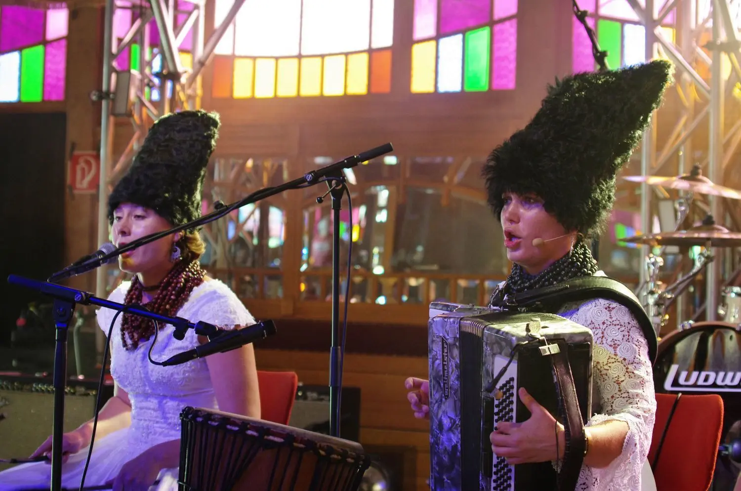 Trommeln, Akkordeon, Gesang und Trachten: Die ukrainische Folkgruppe Dakha Brakha bei einem Konzert