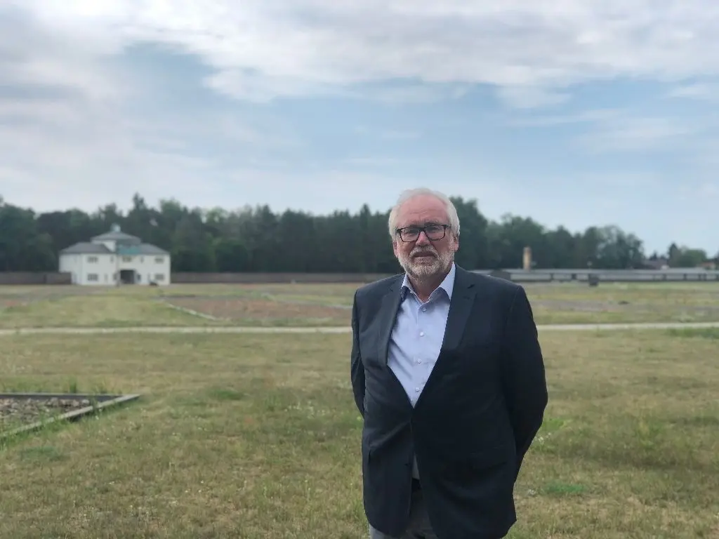 Für Günter Morsch wirkt der große Platz in der Gedenkstätte Sachsenhausen immer kühl.