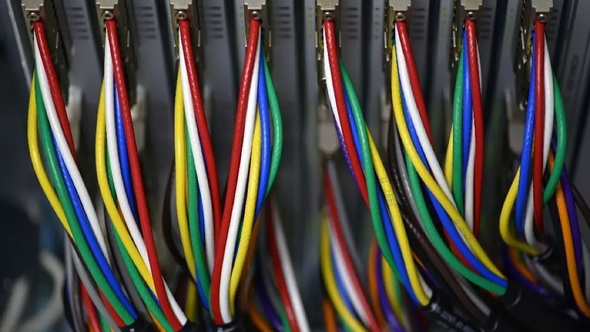 Wegen eines Kabelschadens kommt es in Fürstenwalde zu Stromausfällen. (Symbofoto)
ARCHIV - ILLUSTRATION - 22.04.2015, Brandenburg, Potsdam: Bunte Kabel eines Kabelnetzbetreibers sind in Potsdam zu sehen. (zu dpa «Digitalisierungsstrategie Rheinland-Pfalz» vom 23.04.2018) Foto: Ralf Hirschberger/dpa-Zentralbild/dpa +++(c) dpa - Bildfunk+++ | Verwendung weltweit