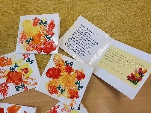 Die Kinder der Strausberger Kita „Tausendfüßler“ haben Karten mit Glückwünschen zum Frauentag gestaltet.