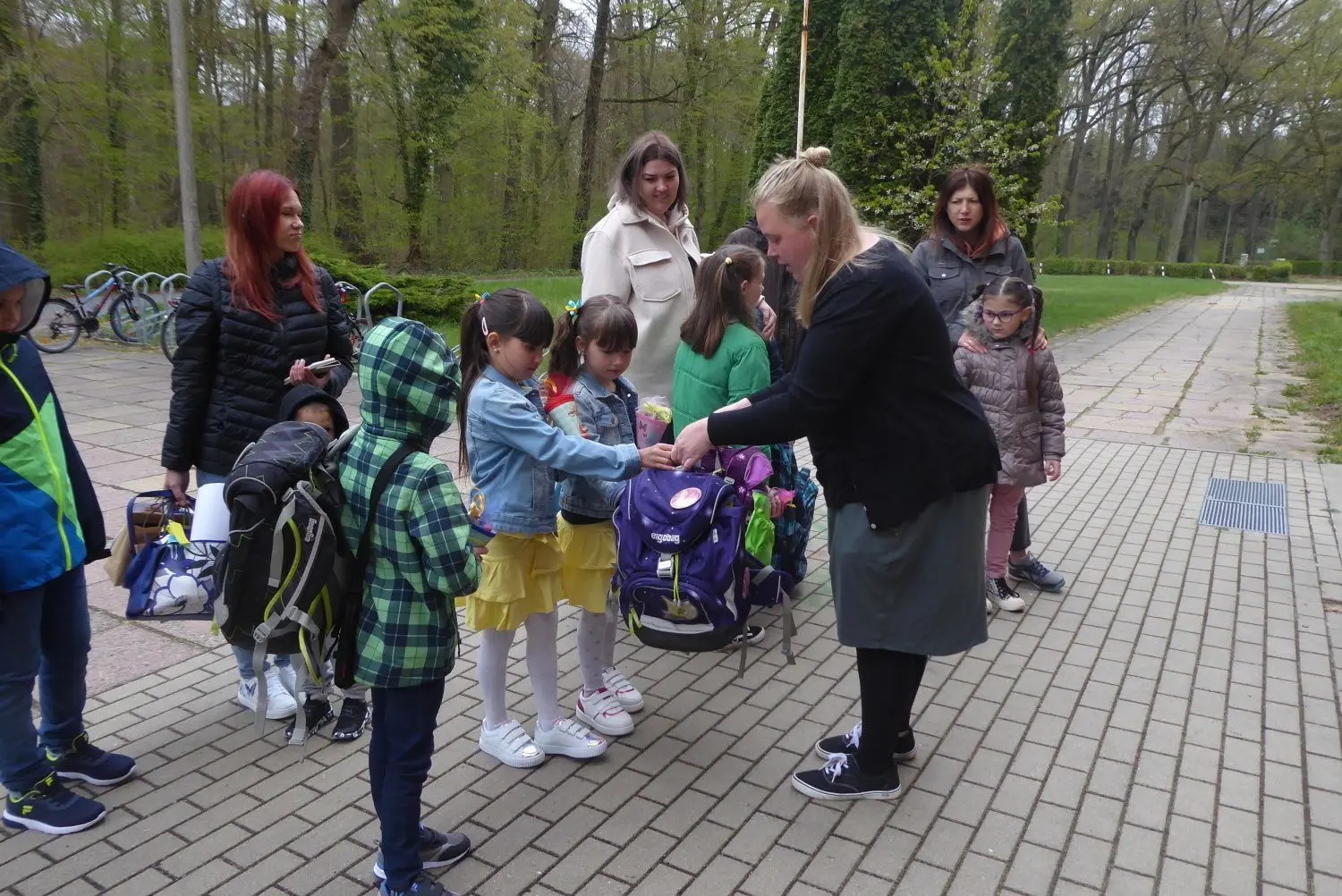 Die engagierte Leiterin des Wiesenburger Familienzentrums, Friedrike Schmidt übergibt den ukrainischen Kindern Schulmappen und kleine Schultüten.