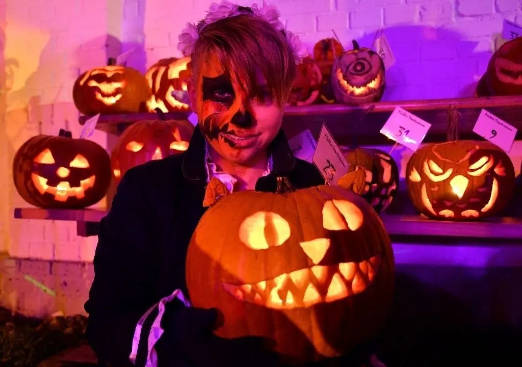 Sieht der gut aus? Annalena (12) war eine von mehr als 30 Bewerberinnen und Bewerbern im Wettbewerb um den gruseligsten Kürbis bei der Halloweenparty am Sonnabend an der Feuerwehr in Münchehofe (Hoppegarten). Sie hatte am Vortag dort bereits mitgeschnitzt.