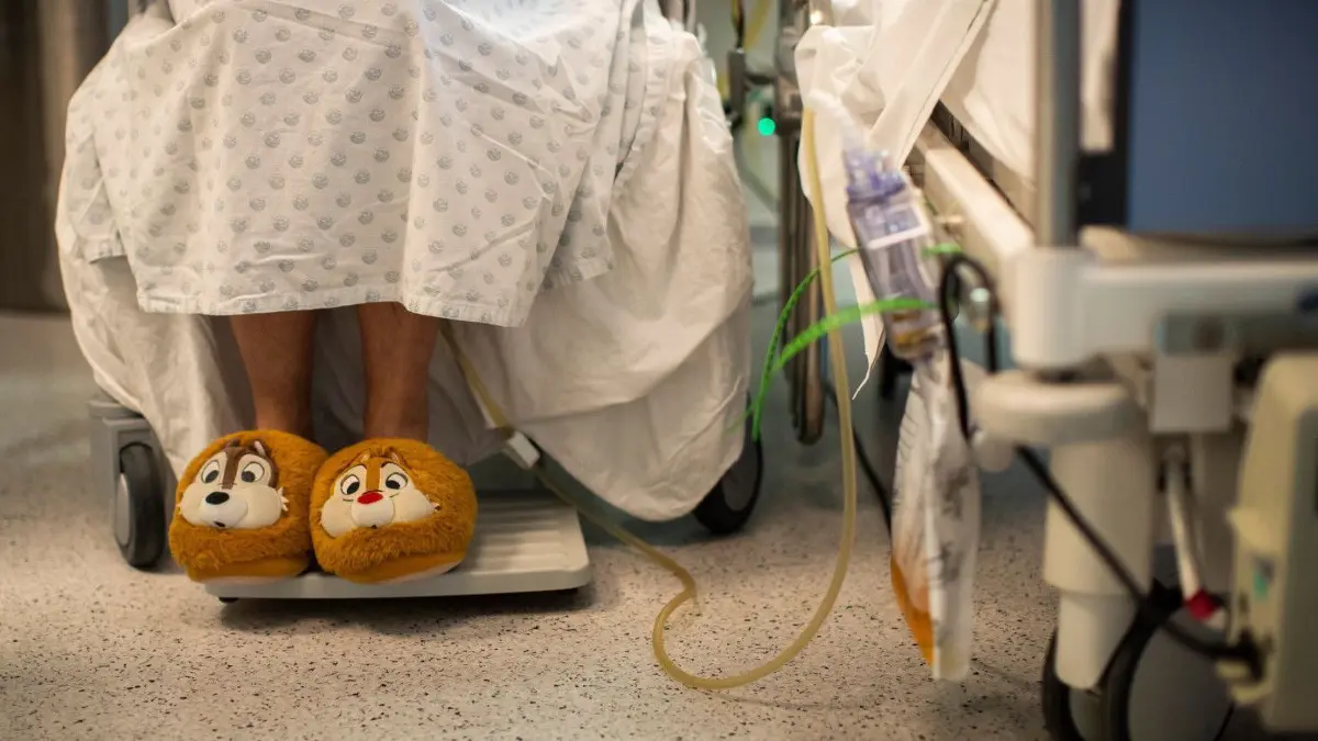 In Oranienburg, Hennigsdorf und Gransee stehen die Krankenhäuser wegen der Corona-Pandemie nach wie vor unter Druck.
15.04.2021, Belgien, Lüttich: Eine Patientin, der sich mit dem Coronavirus infiziert hat, sitzt im Nachthemd auf einem Rollstuhl auf der Intensivstation des Krankenhauses CHU Lüttich und trägt Pantoffeln. Foto: Francisco Seco/AP/dpa +++ dpa-Bildfunk +++