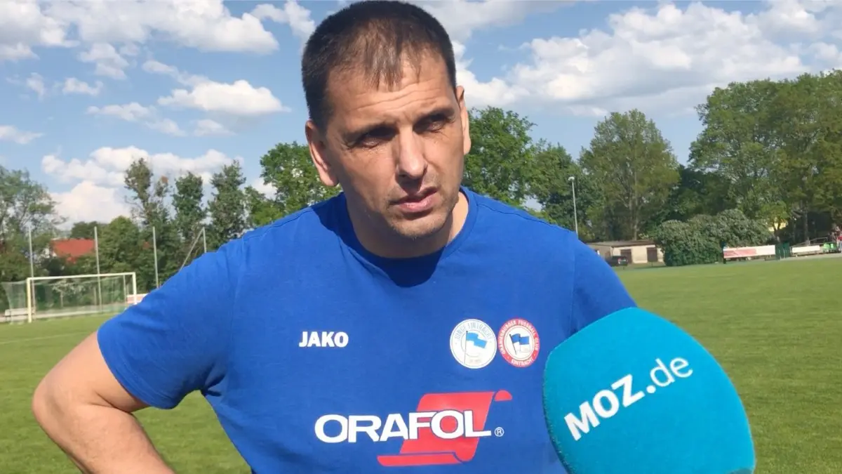 Stolz auf seine Mannschaft: Dem Oranienburger FC Eintracht mit Trainer Enis Djerlek gelang einer der ganz wichtigen Siege auf dem Weg zum erneuten Podestplatz in der Brandenburgliga.
Ahrensfelde, 13.05.2023, FB BBL 25. ST, Ahrensfelde - Oranienburg, Oranienburgs Trainer Enis Djerlek