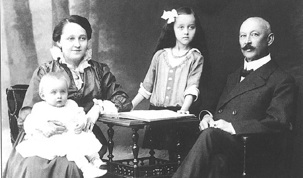 Max Rohloff mit Frau Elisabeth, die er an der Poststraße kennenlernte. Bei der Hochzeit war Elisabeth 17 Jahre alt. Hier mit den Töchtern Ruth und Eva (l.). Eva ist die Mutter Michael Baades.