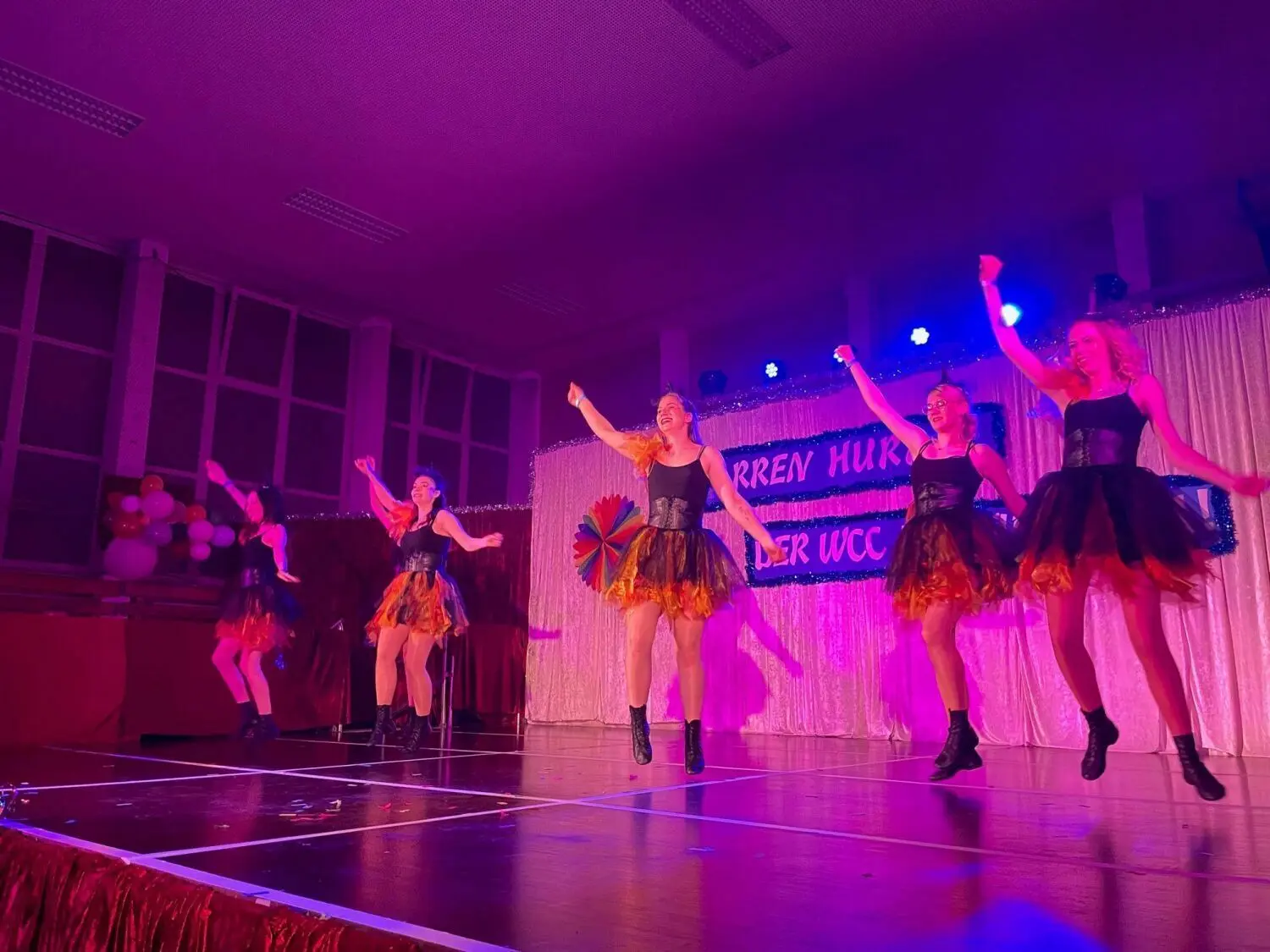 Die Funkengarde des NKC heizte mit ihrem Showtanz den Saal ordentlich auf.