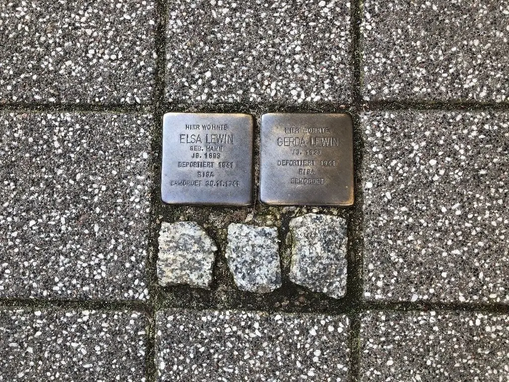 Auf den Spuren der jüdischen Vergangenheit Bad Freienwaldes mit Reinahrd Schmook. Neben der Judentreppe erinnert die Gedenkstätte an ehemaliger Stelle der Synagoge.