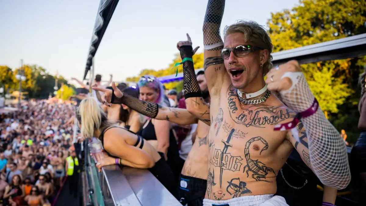 Feiernde tanzen bei der Technoparade «Rave the Planet» auf der Straße des 17. Juni auf einem Wagen. Die Parade, die unter anderem von Techno-Pionier Dr. Motte organisiert wird und als Nachfolgerin der Berliner Love Parade gilt, zieht zum zweiten Mal durch Berlin. Dabei ist das diesjährige Motto «Music is the answer» (Musik ist die Antwort).
08.07.2023, Berlin: Feiernde tanzen bei der Technoparade «Rave the Planet» auf der Straße des 17. Juni auf einem Wagen. Die Parade, die unter anderem von Techno-Pionier Dr. Motte organisiert wird und als Nachfolgerin der Berliner Love Parade gilt, zieht zum zweiten Mal durch Berlin. Dabei ist das diesjährige Motto «Music is the answer» (Musik ist die Antwort). Foto: Christoph Soeder/dpa +++ dpa-Bildfunk +++