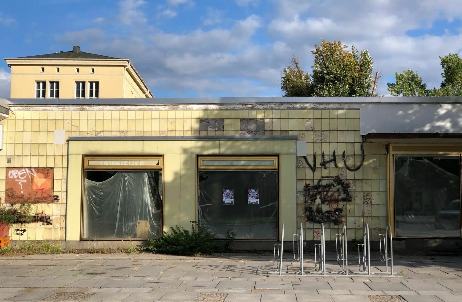 Was tut sich hinter der Plastikfolie in diesem Geschäft in der Lindenallee in Eisenhüttenstadt? Früher befand sich dort ein Foto-Laden.