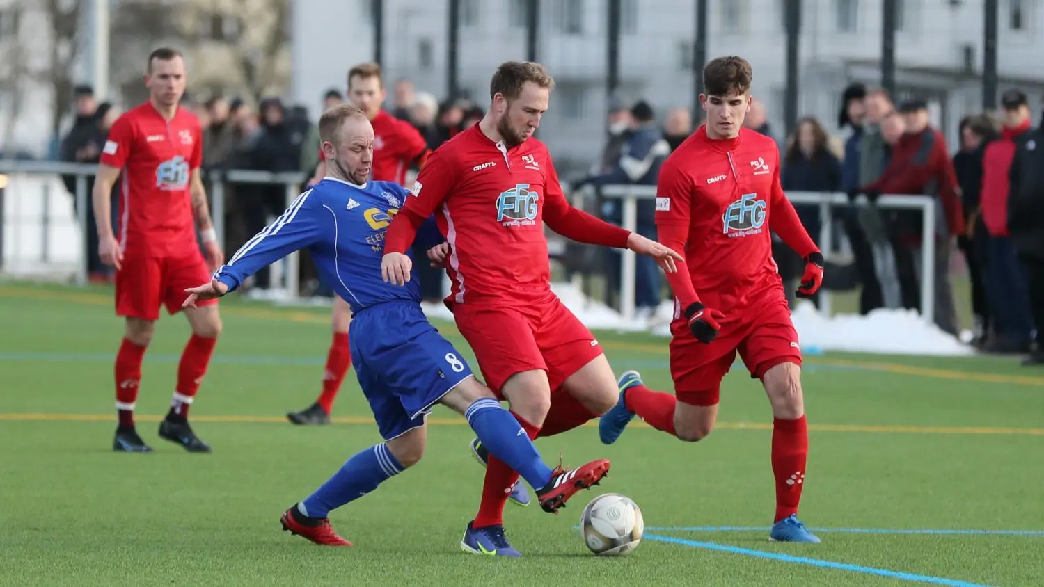 Vor einem Jahr war der FC Hennigsdorf beim FC Schwedt zum Nachholspiel. Benjamin Lemke (links) trat in Aktion gegen Hennigsdorfs Marc Brosius. In dieser Saison hatte Hennigsdorf am vergangenen Wochenende den Tabellenführer Fortuna Babelsberg zu Gast und spielte 0:1.