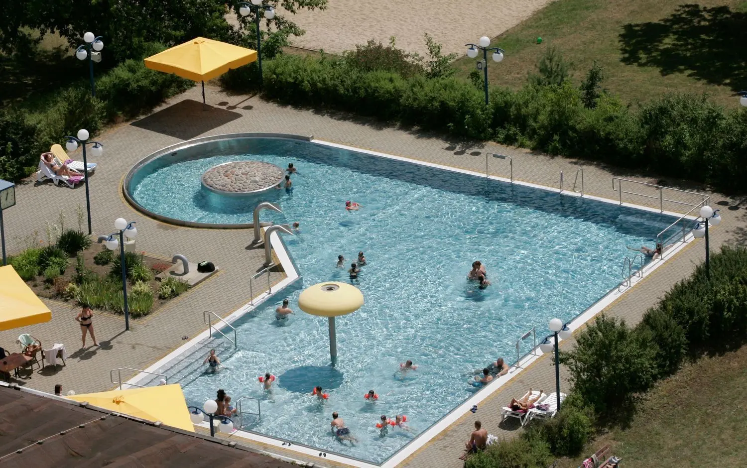 Der Außenbereich des Inselbades in Eisenhüttenstadt öffnet Anfang Juni.