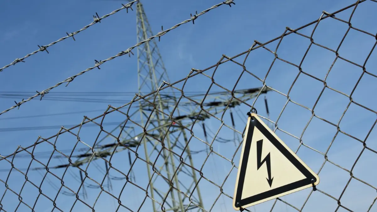Großstörung: Am Donnerstag fiel in weiten Teilen der Stadt Angermünde der Strom für länger als eine halbe Stunde aus.
ARCHIV - SYMBOLBILD - Ein Gefahrenschild für Elektrizität ist am 14.11.2014 in Baden-Württemberg vor einer Stromtrasse zu sehen. Foto: Daniel Naupold/dpa (zu dpa "Zehntausende von Stromausfall am Rhein betroffen" vom 13.09.2016) +++(c) dpa - Bildfunk+++ | Verwendung weltweit
