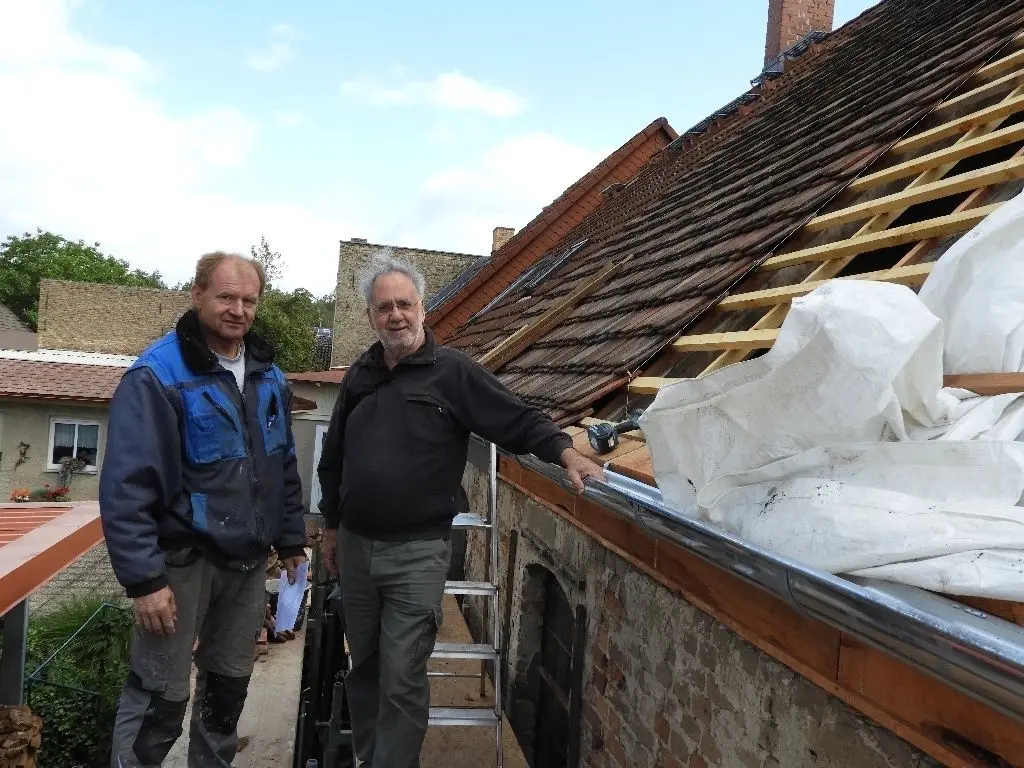 Edgar Schwesig (li.) mit der Bauausführung beauftragt und Architekt Chris Rappaport sind bei der Baustellenbesichtigung zufrieden, es läuft alles nach Plan.
