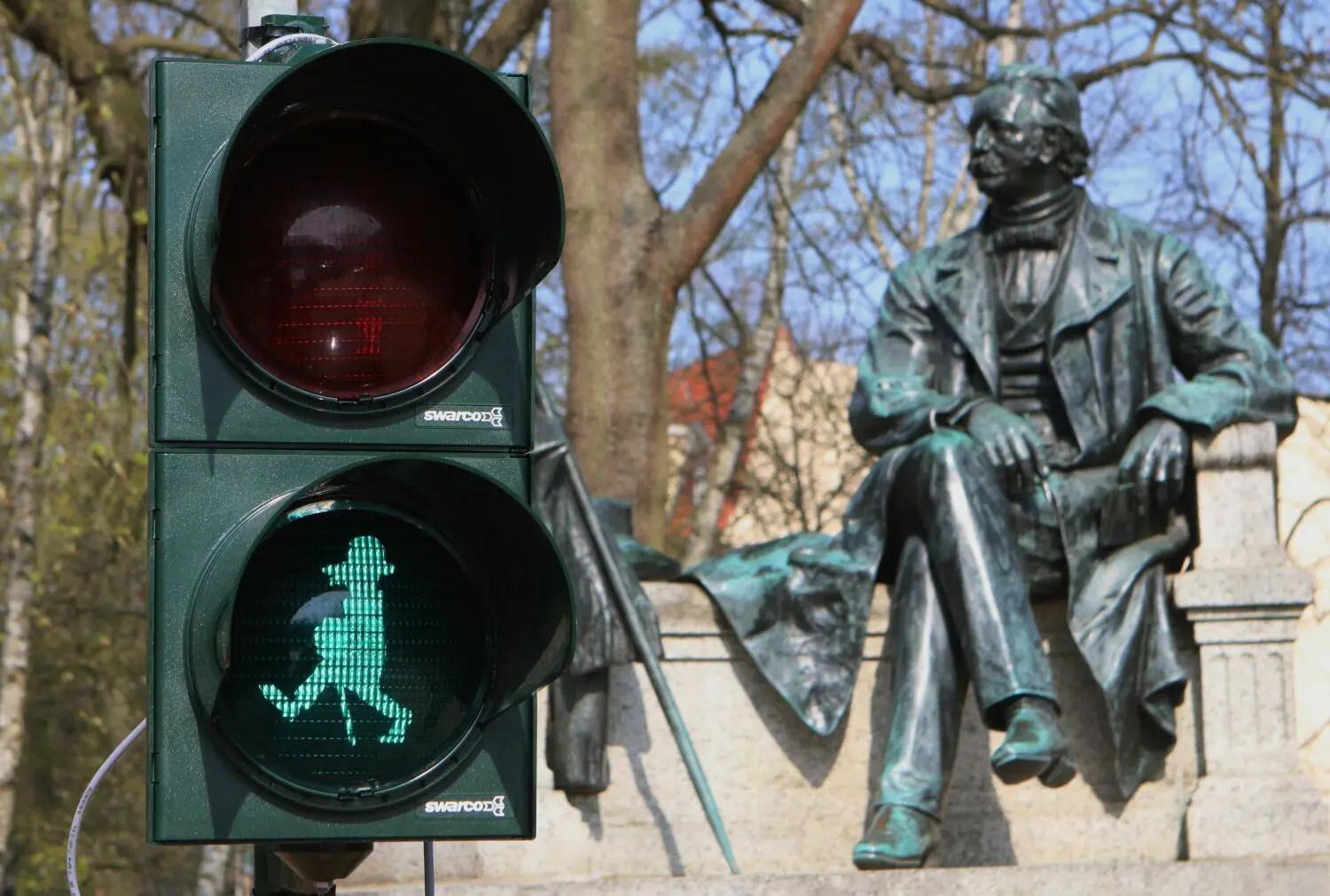 Gehen oder bleiben? Als Apotheker arbeiten, als Literat publizieren oder in den Krieg ziehen? Theodor Fontane, hier das ihm gewidmete Denkmal am Fontaneplatz in der Heimatstadt Neuruppin, liebäugelte durchaus mit einem Waffengang im Dienste der demokratischen nationalen Revolution.