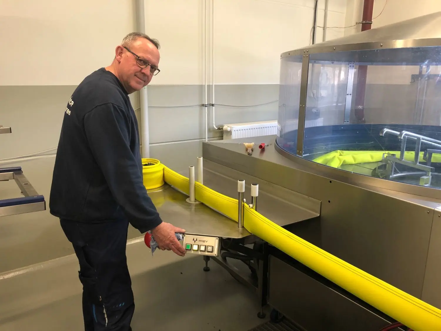 Richtig gewickelt: Nach der Reinigung wickelt die Maschine die Schläuche doppelt auf. So lassen sie sich beim Einsatz leichter ausrollen, erklärt Manfred Schulze vom Technischen Dienst des Landkreises.