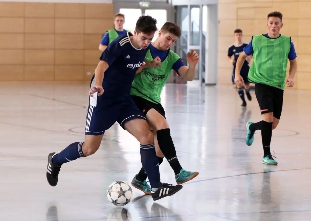 Fast im Gleichschritt: die A-Junioren Julius Beckmann (links/FC Eisenhüttenstadt) und Philipp Lehmann (Pneumant Fürstenwalde)