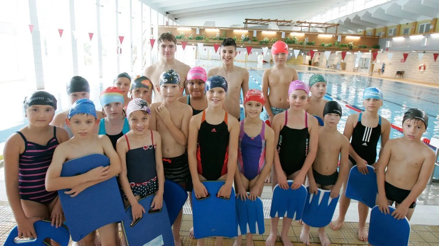 Gruppenbild mit den Champions von morgen: Die Schüler aus Müllrose lassen sich in einer kurzen Pause ablichten mit Hugo Engelien (hinten links) und dem Leipziger Sportschüler Jonas Herrmann (14). Der 13-jährige Hugo ist ein Ausnahmeschwimmer, wird ab September in Magdeburg trainiert und hat ein großes Ziel: Olympiasieger werden.