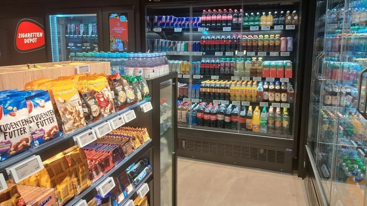 Im Inneren wirkt der neue  „24/7 ServiceStore" am Ostbahnhof in Berlin wie eine normaler Bahnhofsshop. Doch statt Kassen gibt es Kameras, die den Einkauf überwachen.