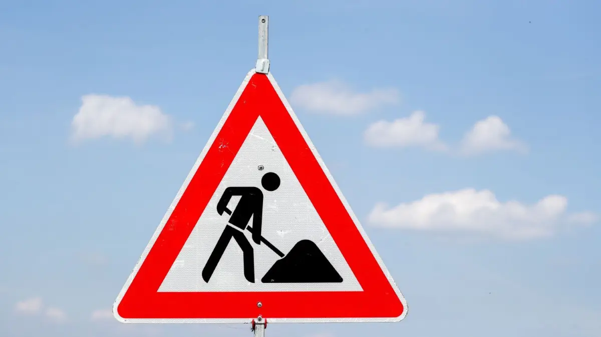 Baustelle auf einer viel befahrenen Straße: Ab 19. Juni droht Hoppegarten der Verkehrsinfarkt. (Symbolfoto)
Ein Schild weist auf die Baustelle an der A72 hin. Die Bauarbeiten an der Autobahn 72 von Chemnitz nach Leipzig kommen voran. Anfang August soll der vorletzte Abschnitt Borna-Rötha in Richtung Chemnitz für den Verkehr freigegeben werden, wie das Landesamt für Straßenbau und Verkehr in Dresden mitteilte. Die Gesamtfreigabe für den Abschnitt 5.1 sei für Ende September geplant. Er ist etwa 9,5 Kilometer lang und kostet rund 144 Millionen Euro. Im kommenden Jahr soll es noch Restarbeiten geben. Der Rückbau der B95 soll bis Ende 2021 abgeschlossen sein. +++ dpa-Bildfunk +++