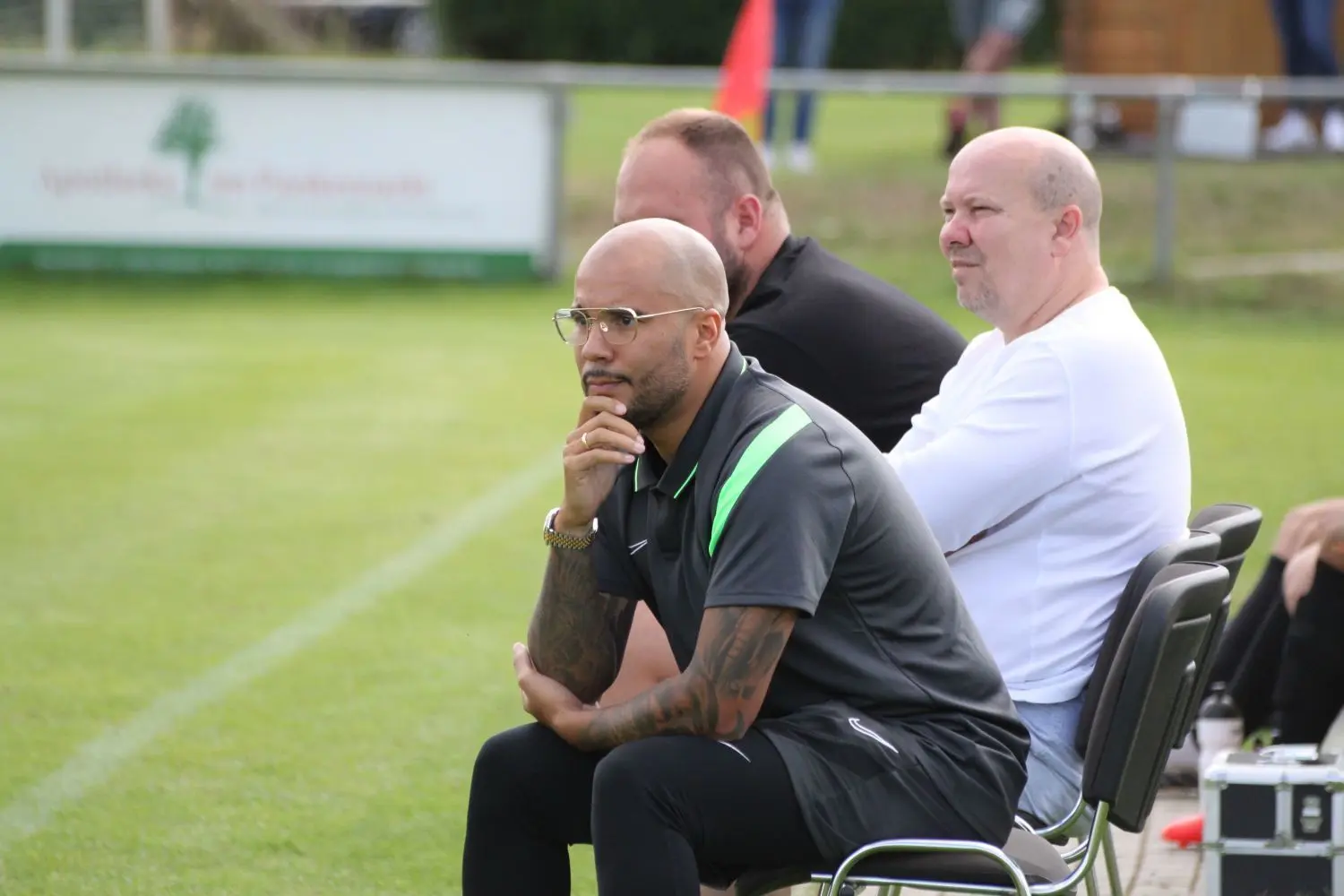 Einheit Zepernicks Trainer Lucio Geral (vorne): „Man trifft auf dem Sportplatz einen Querschnitt unserer Gesellschaft. Die Kunst als Trainer im Amateurbereich ist es, Harmonie zwischen den Spielern, den Vereinsverantwortlichen und den Fans hinzubekommen.“