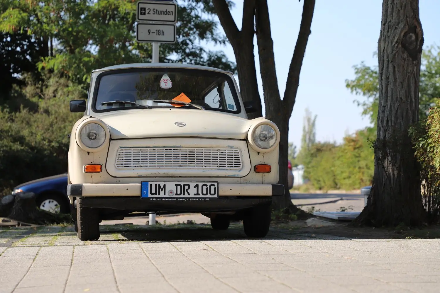 Im Parkverbot: Knöllchen hinterm Scheibenwischer am Trabi des Landarztes. Wieder ahndeten die Politessen das Parken ohne Parkuhr.
