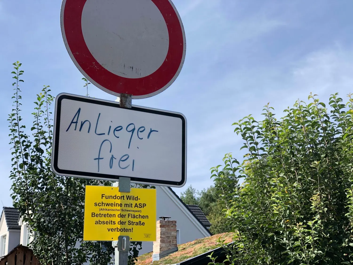 An einer kleinen Straße: Hinweise auf die Kernzone